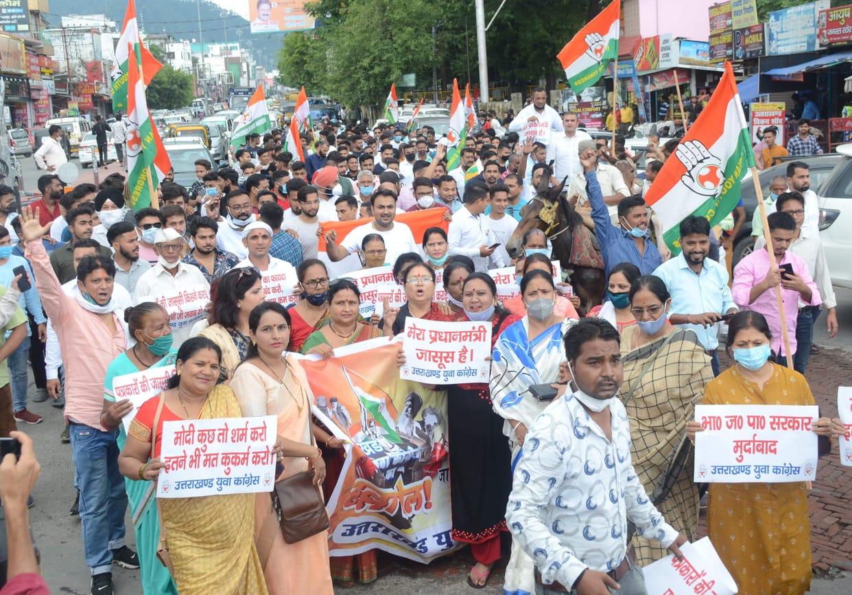 Youth Congress took out horse buggy yatra and demonstrated