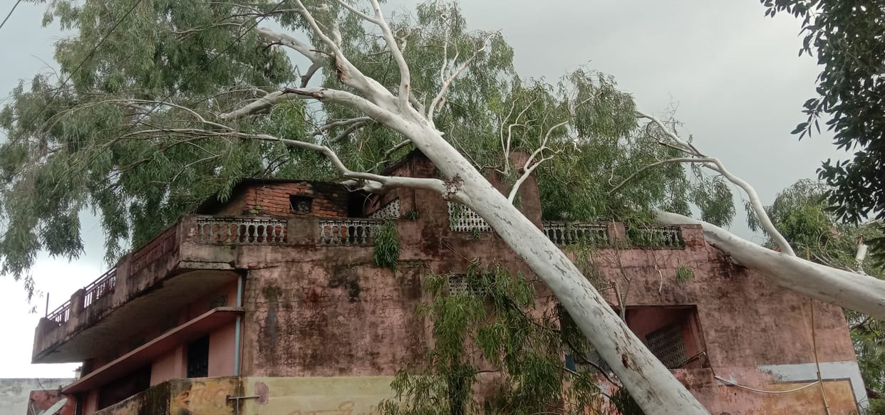 Ballia: Power supply stalled due to strong wind and rain, 200 villages remained in the dark along with the city