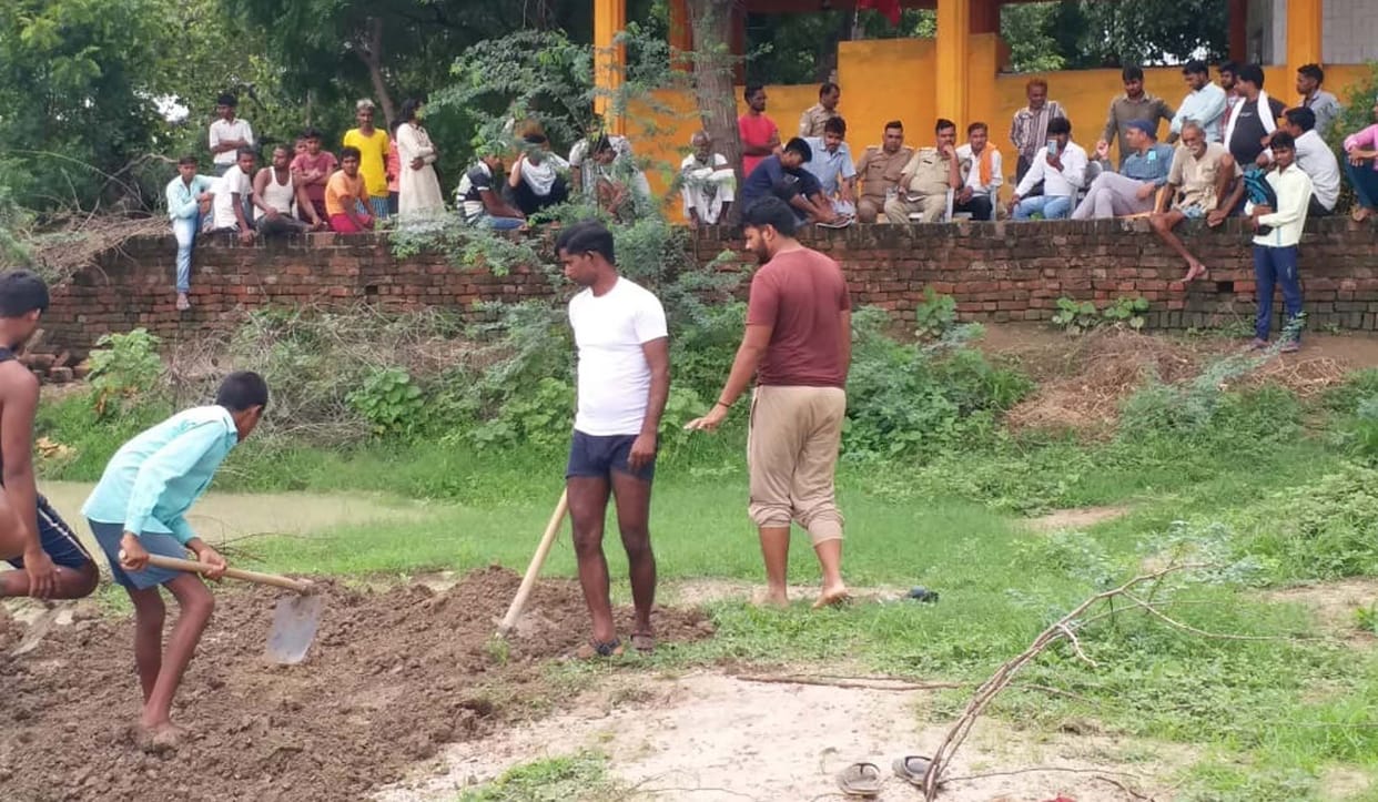 Police took out the child's buried body in village Bahat
