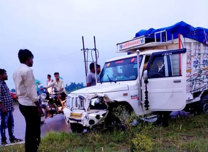 road accident in varanasi Bike rider dies after hit by truck in varanasi another injured they returning to Prayagraj after visiting Kashi Vishwanath