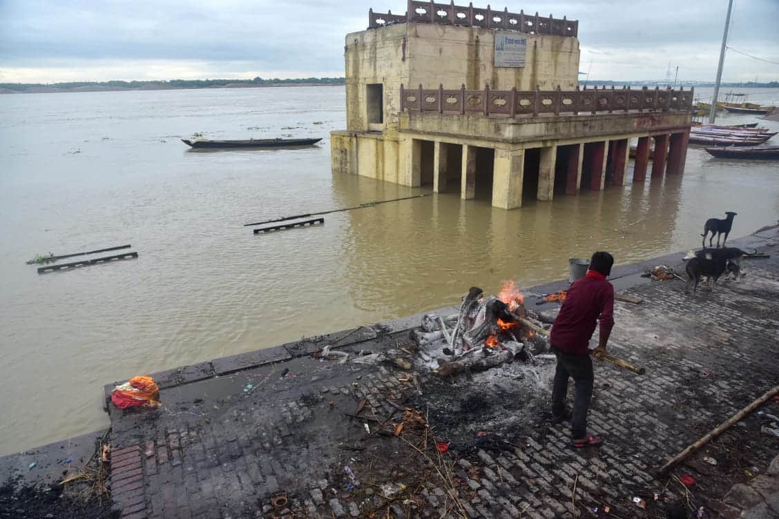 Varanasi ganga Water level rising continuously Ghats Aarti places also changed cremation on roofs harishchandra manikarnika ghat