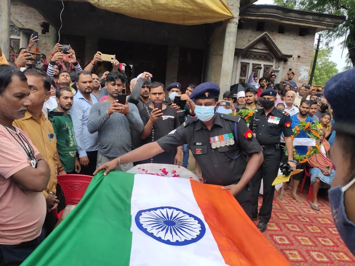 The body of the soldier reached home, gathered in the last journey