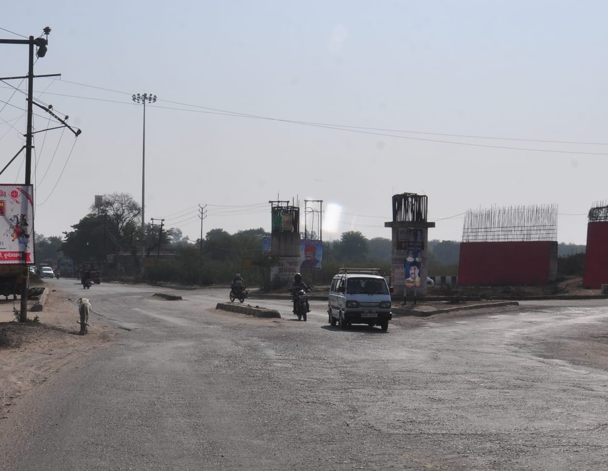dividers missing on highway in mirzapur danger of accident
