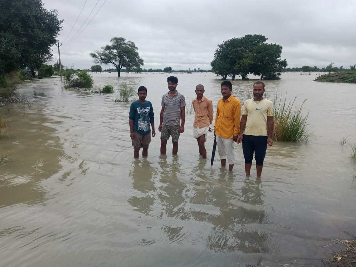 Many villages in grip of flood due to the boom of Belan river Sonbhadra