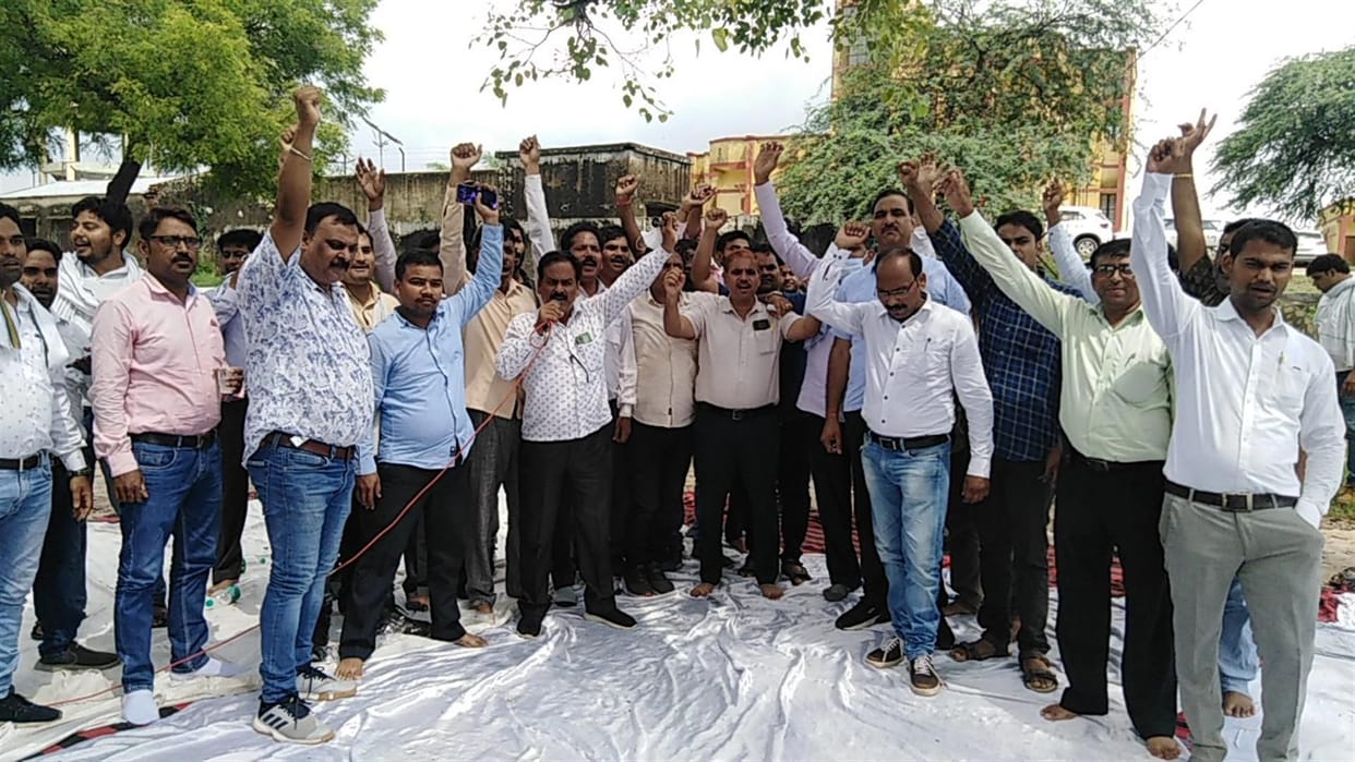Hathras: Village development officers and employees staged a sit-in demonstration