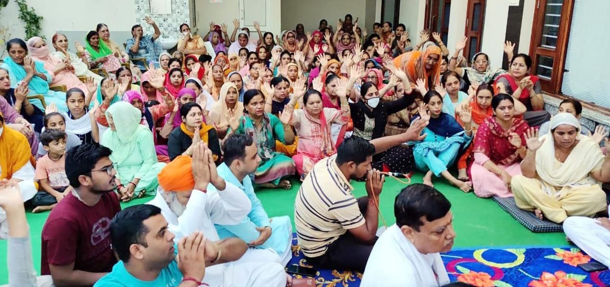 Devotees dance on hymns during Prabhat Pheri