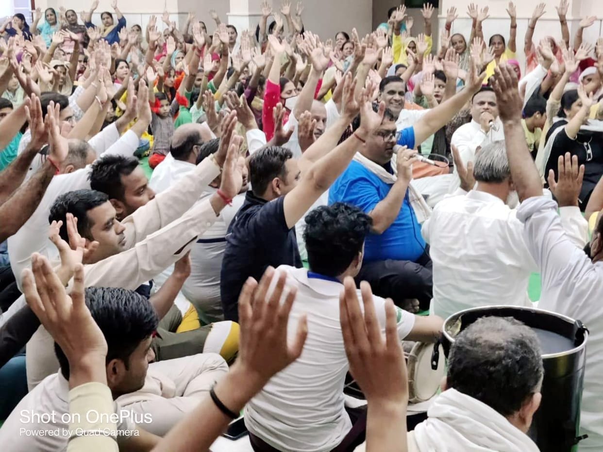 Devotees gave a grand welcome by showering flowers on the palanquin