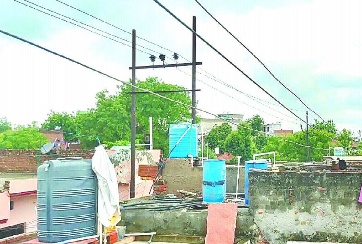 locals risk due to electricity wire over many houses in agra