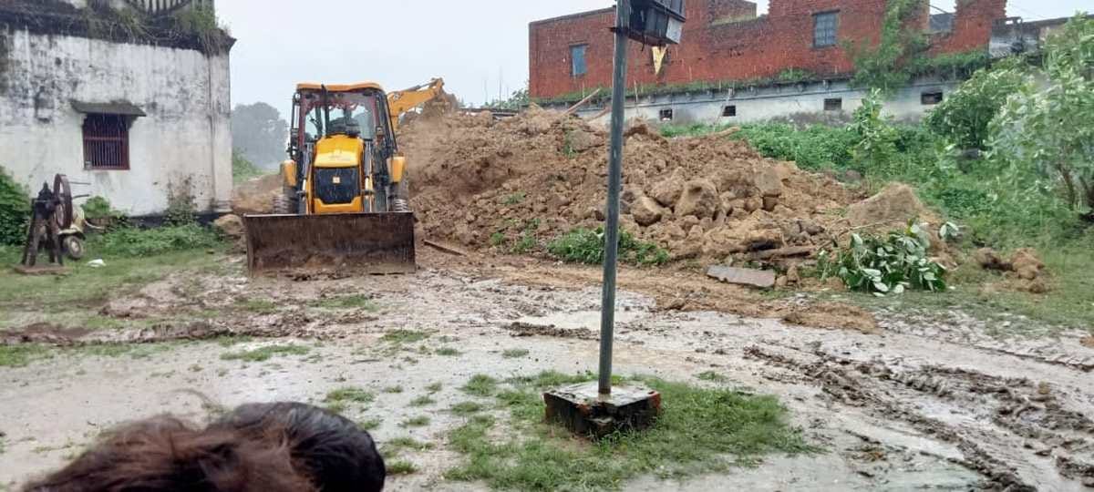 Two people died in buried under rubble of collapsed house in varanasi and sonebhadra