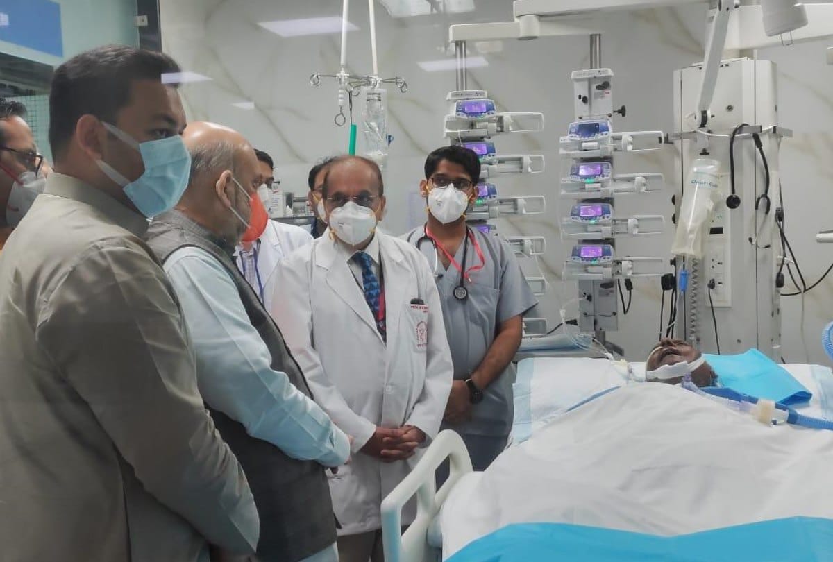 Amit Shah visits Lucknow PGI to meet Kalyan Singh.