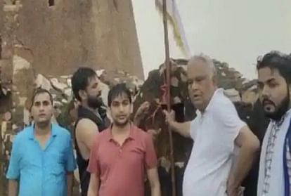 Bjp mp dr kirodi lal meena hoists the flag at the amagarh fort taken in custody by rajasthan police