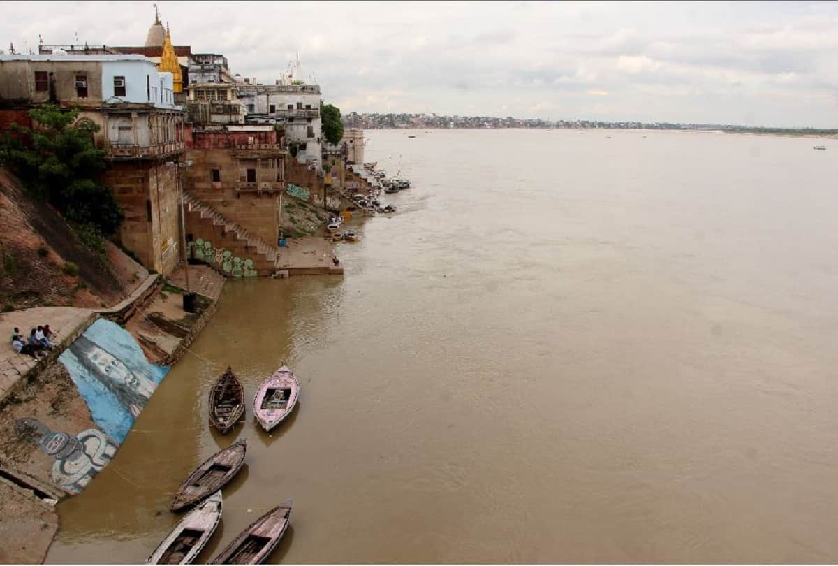Varanasi ganga Water level rising continuously Ghats Aarti places also changed cremation on roofs harishchandra manikarnika ghat