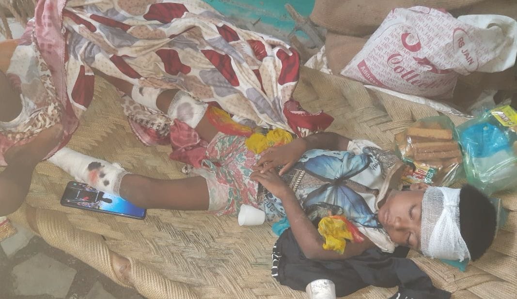 The wall of the house collapsed, three children injured in the rubble