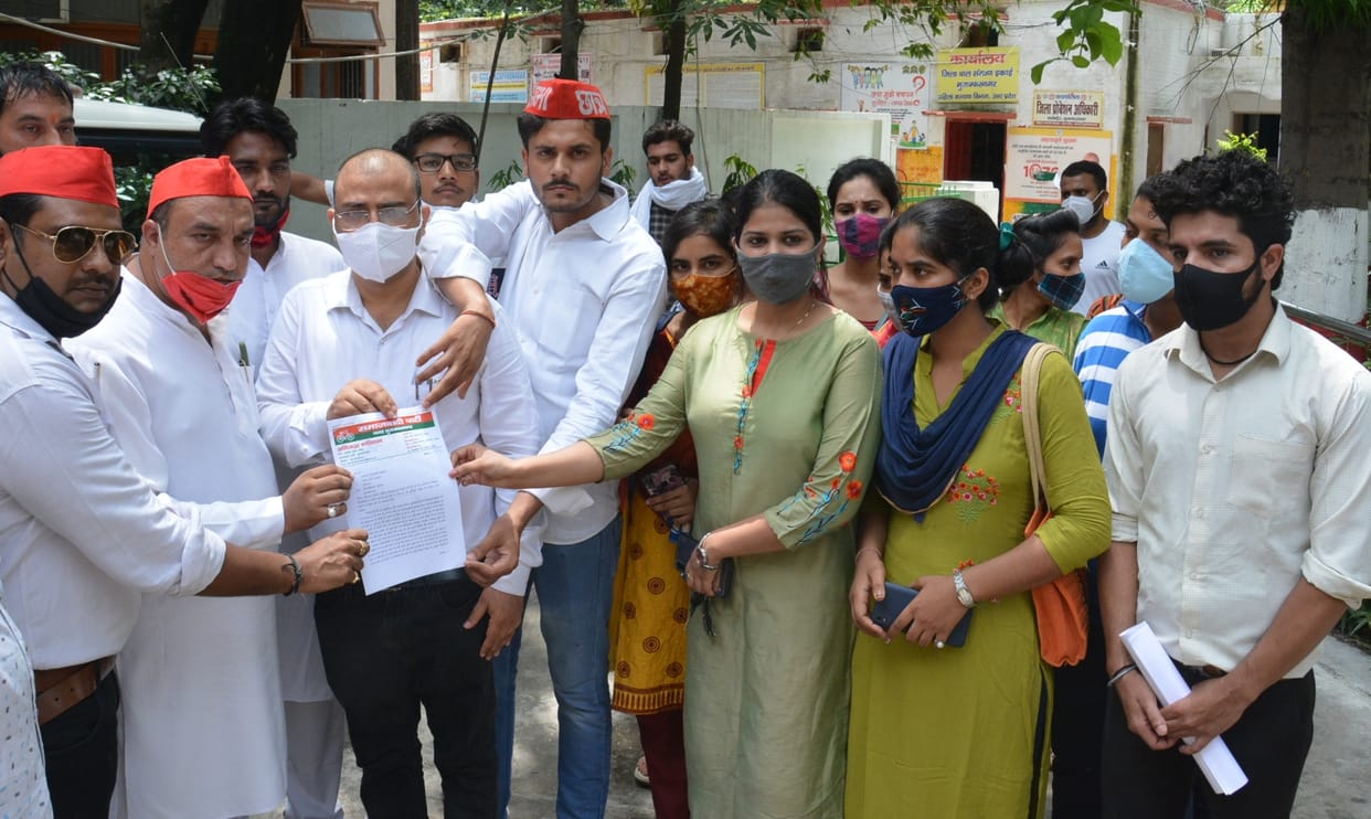 Demand to solve the problems of the students