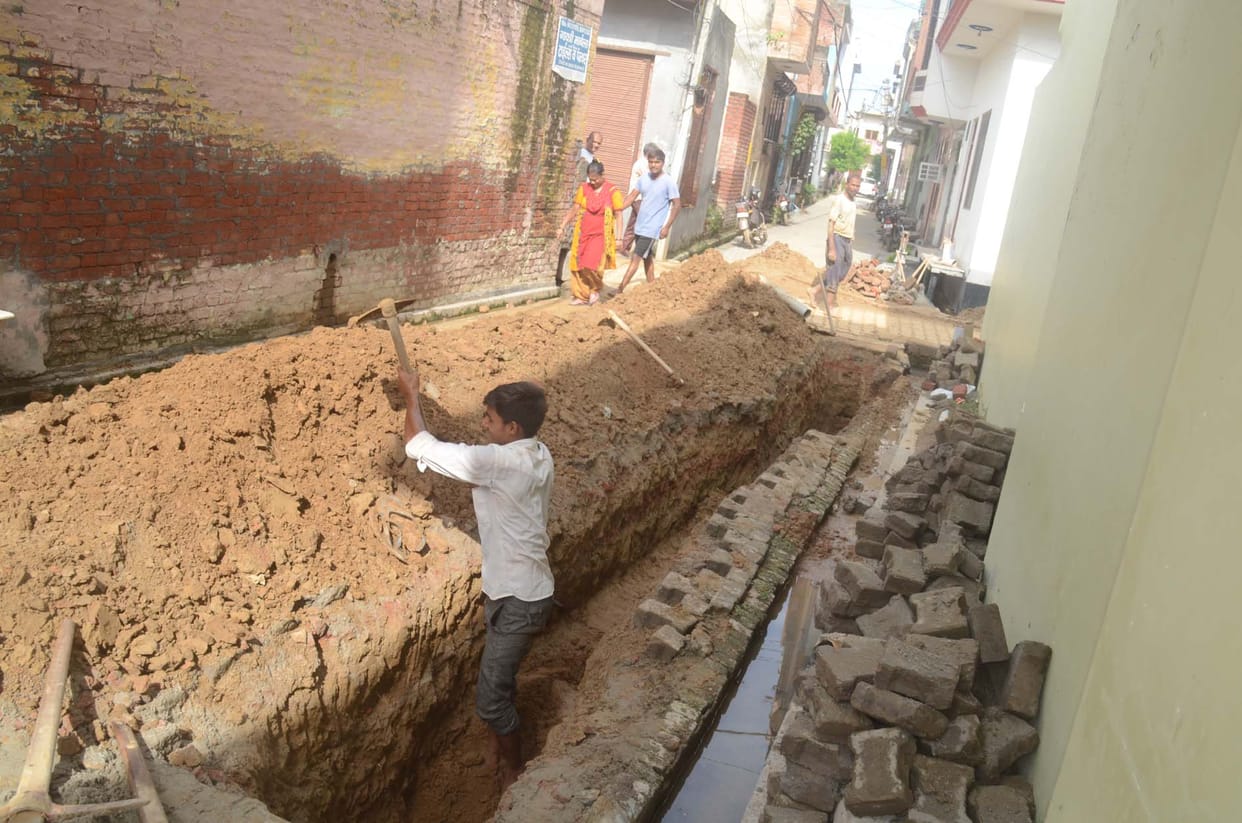 Pit dug across the city, people craving for water