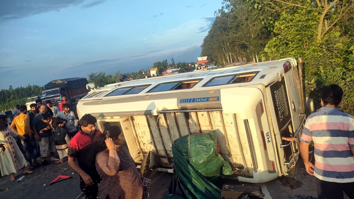 Mini bus overturned uncontrollably while trying to save the bike on the highway