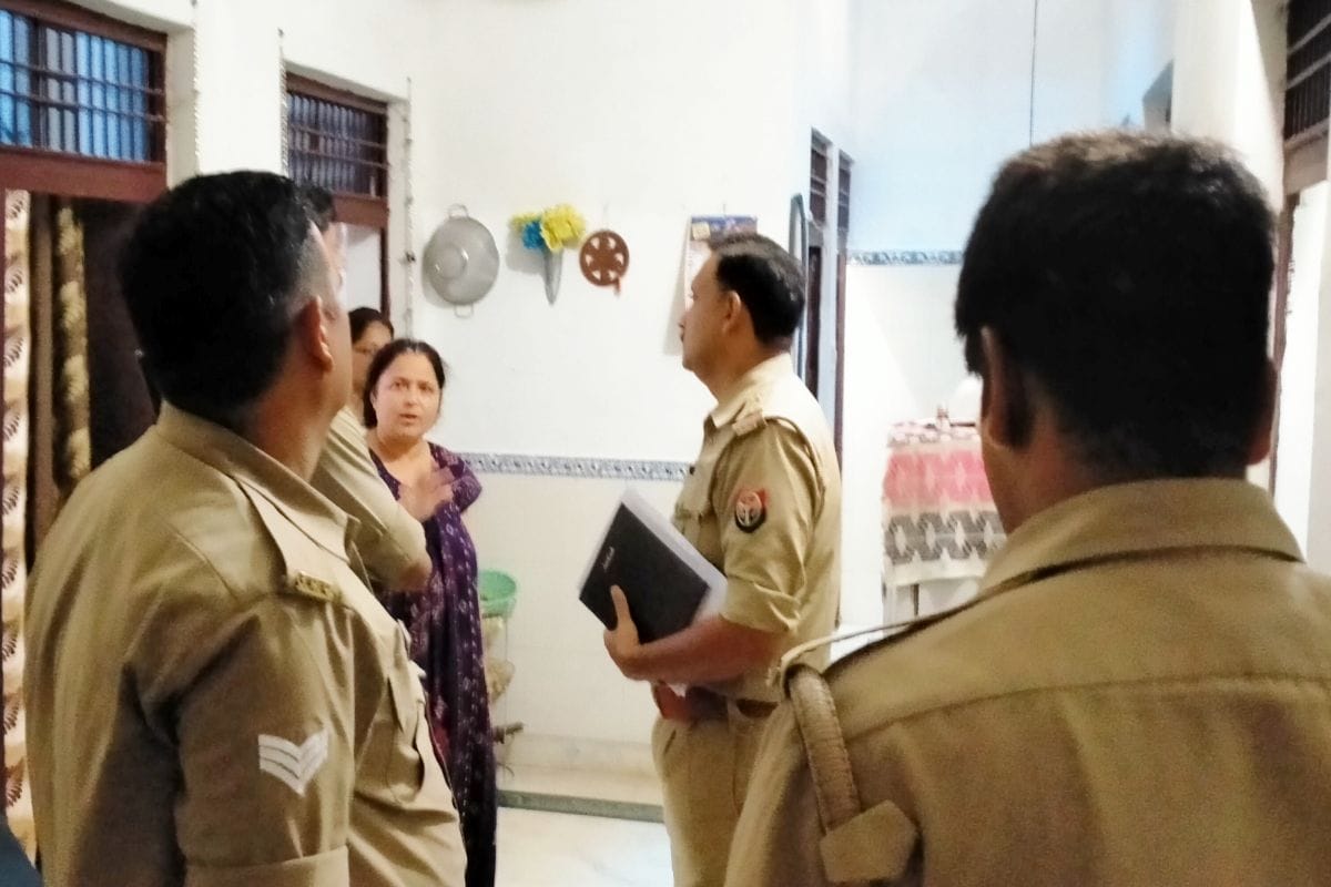 Thieves stole cash including jewelery worth lakhs of rupees from Jivani Nagar