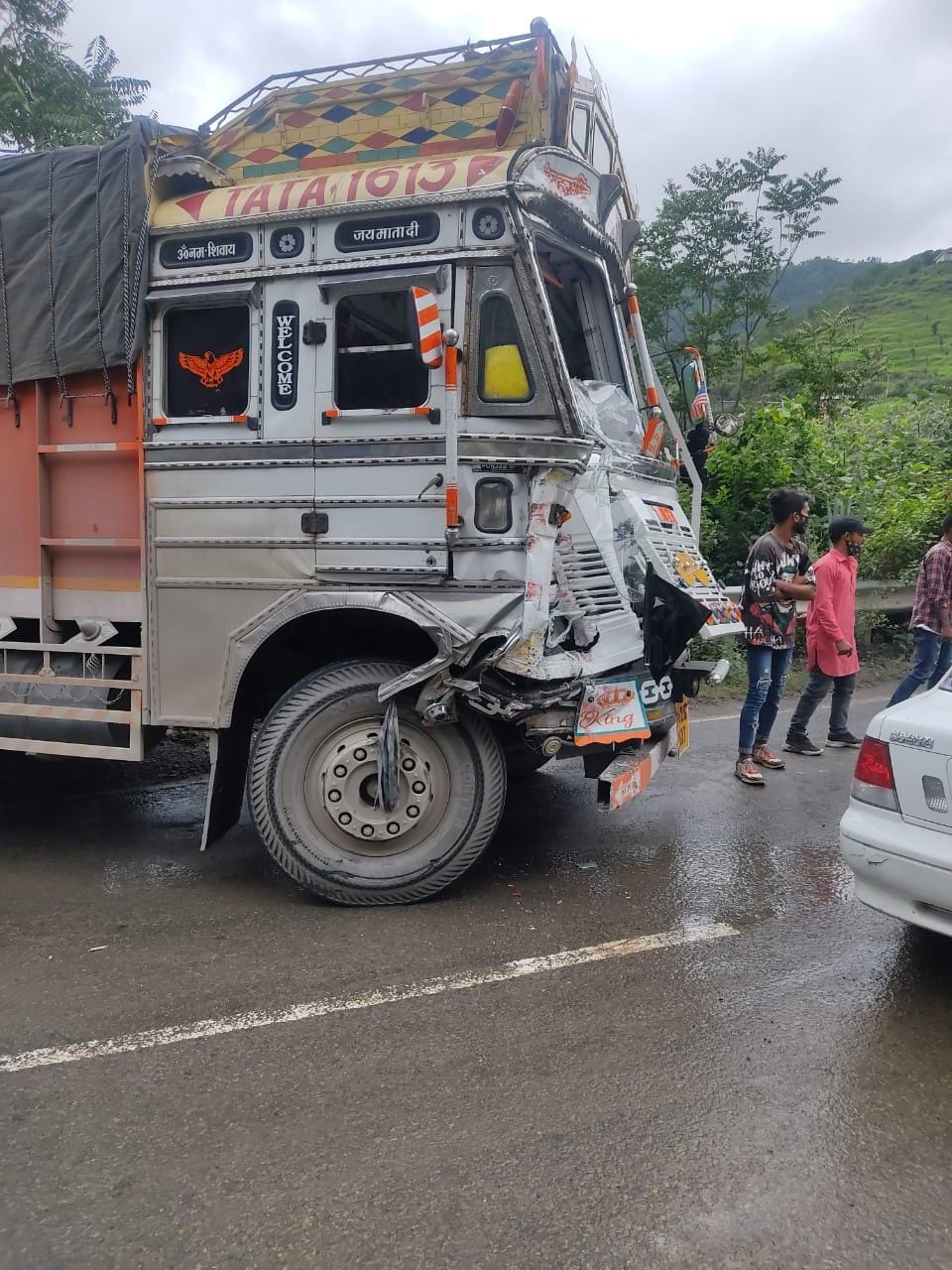 Five injured in Bus-truck collision on Shimla-Mandi NH near Darlaghat