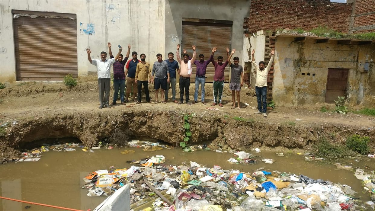 Hathras: Fear of accident due to pit dug for culvert, protested
