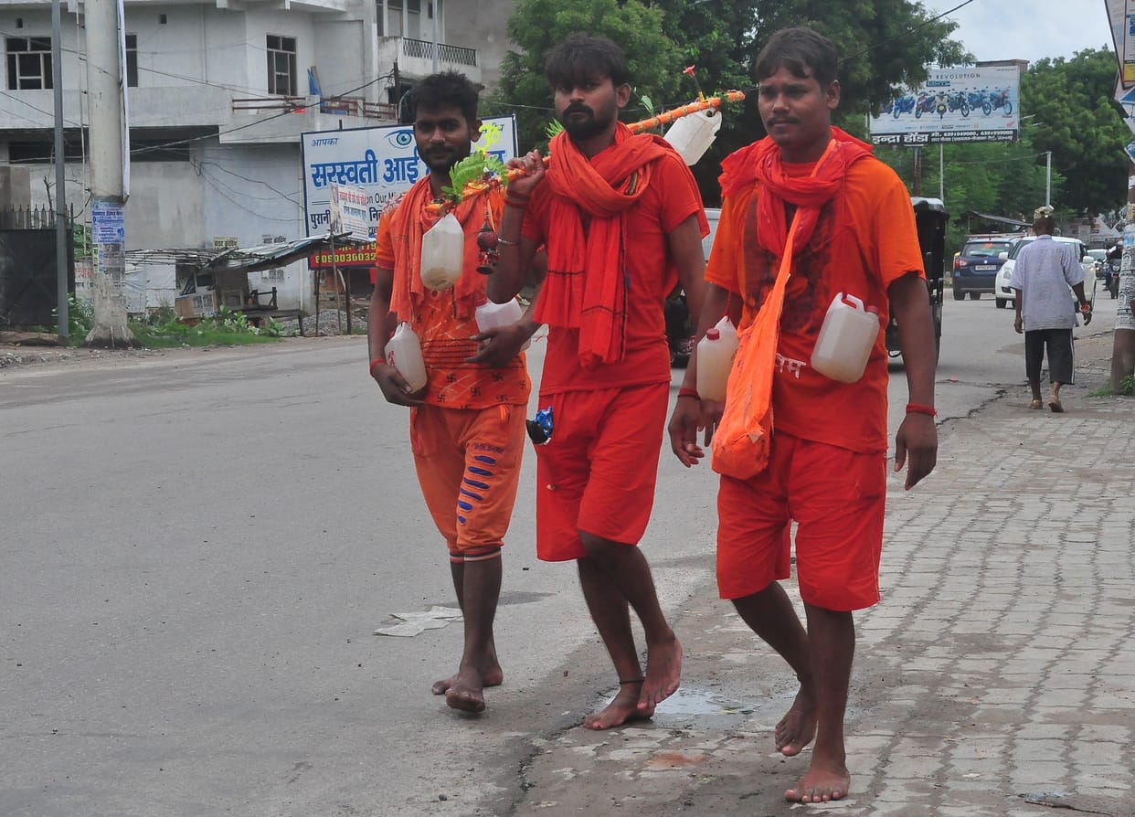 Devotees performed Jalabhishek, the dham resonated with the cheers of har har bam bam