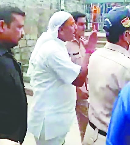 MP Dharmendra Kashyap abused the manager in Jageshwar Dham