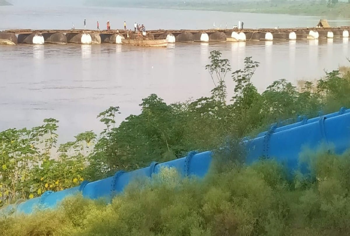 Pantoon bridge flowing in Chambal river in Agra