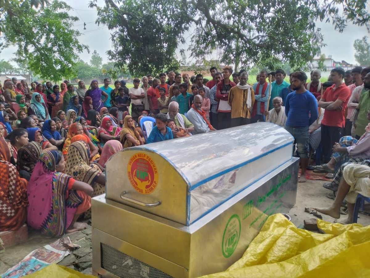 maternal relatives protest of woman death dead body in mandir ballia