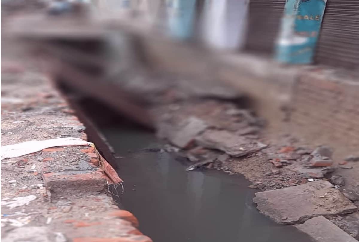 potholes on the roads after soil collapsed in agra