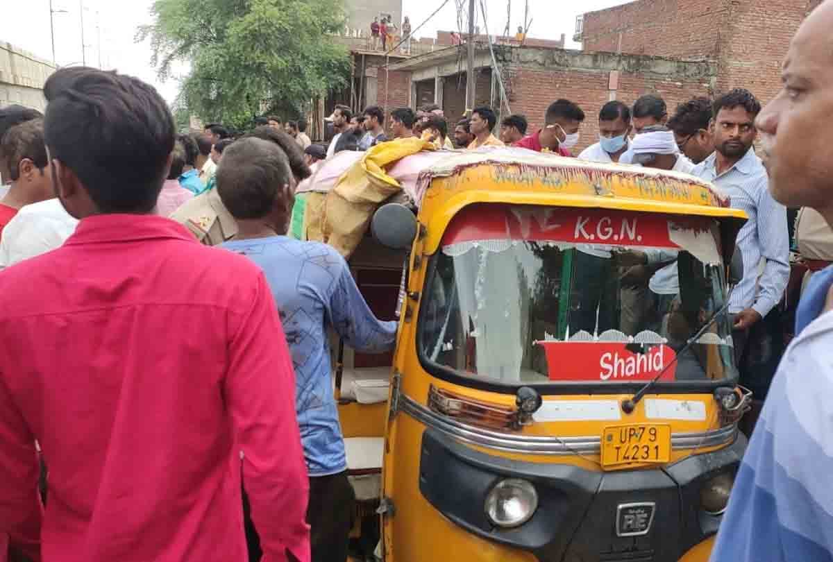 Auraiya: dead body of driver was found in auto, family members created a ruckus alleging murder