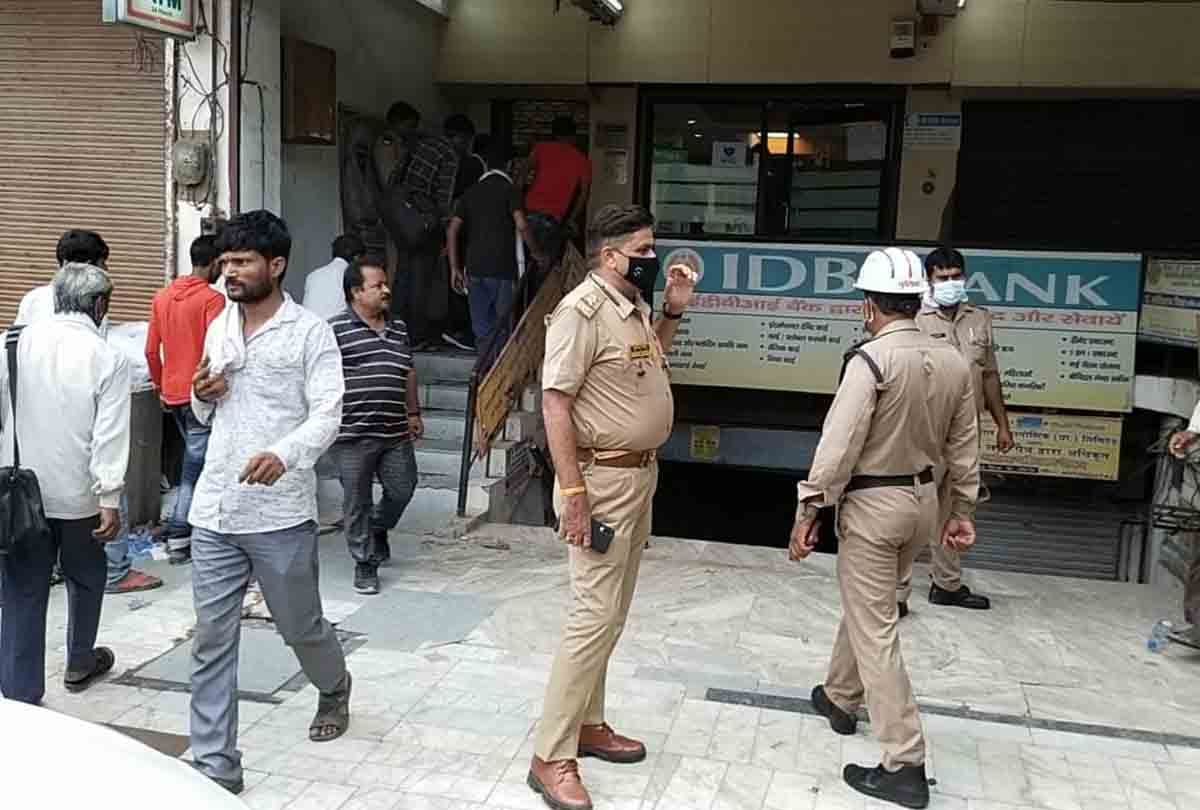 Kanpur: Blood soaked body found at the gate of Naubasta Bypass IDBI Bank, could not be identified