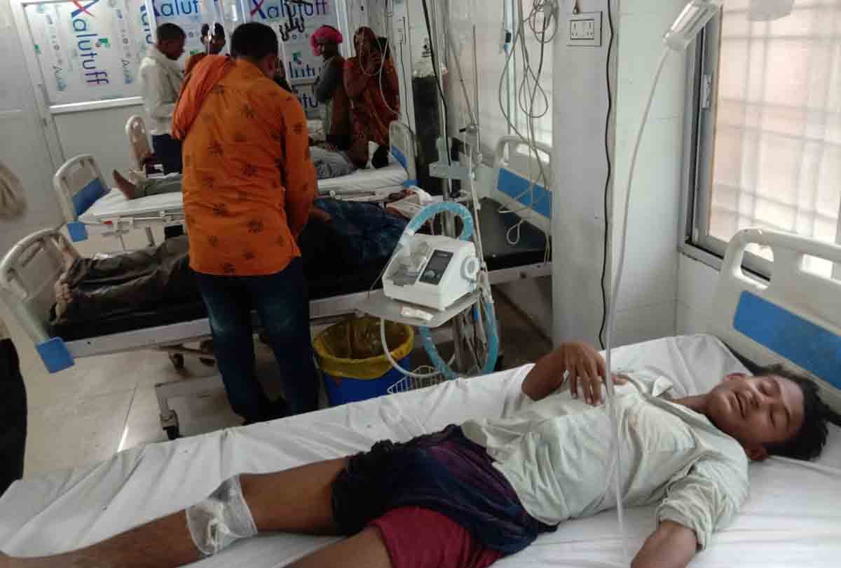 UP: Horrific road accident in Mahoba, two laborers killed in direct collision of pickup-truck