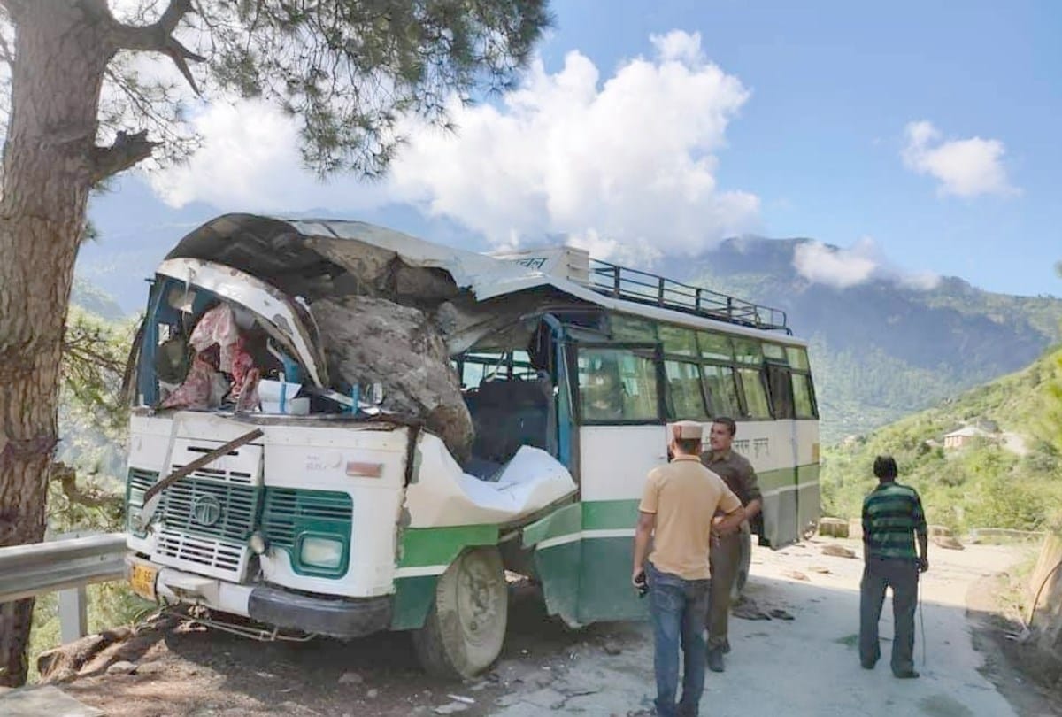 Boulders fall on HRTC bus  driver injured near parvati valley kullu himachal pradesh