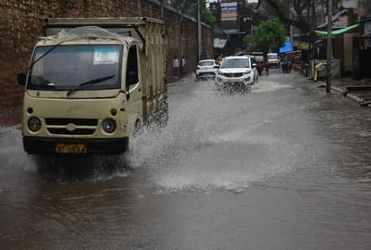 105 mm of rain in Prayagraj, more than a dozen trees fell down the storm