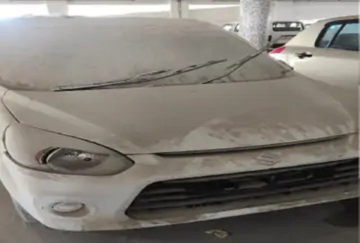 Prayagraj: Two cars are parked in the parking lot for two and a half years, the parking fee reaches half the price of the car