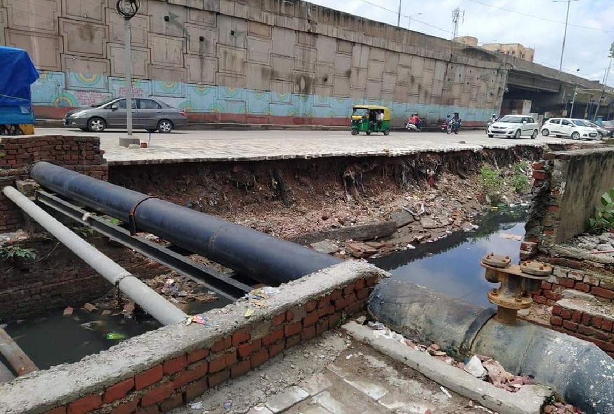 potholes on the roads after soil collapsed in agra