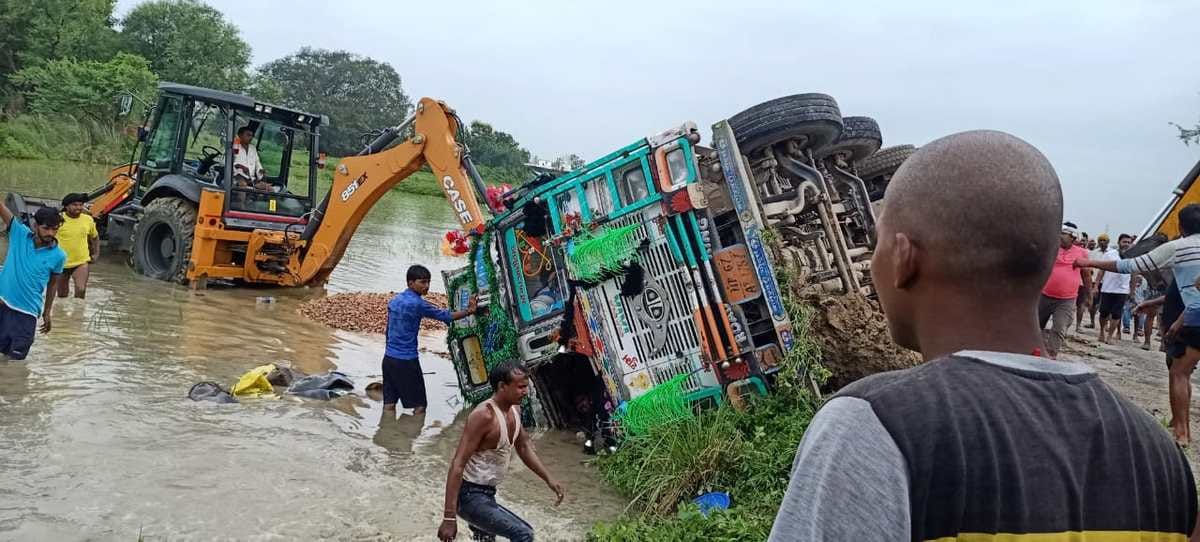 truck overturned on dilapidated road driver stuck in ballia