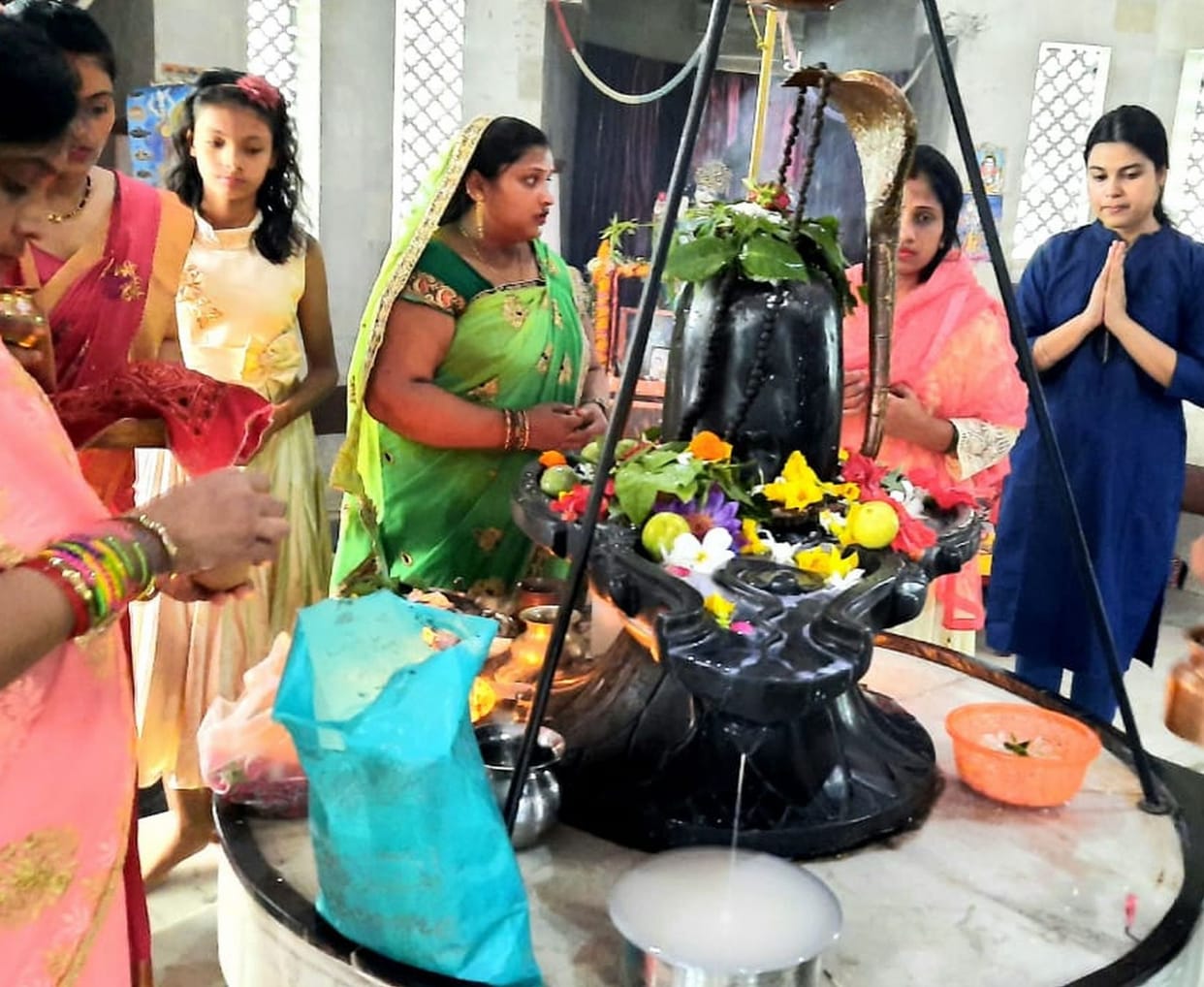people rushed to temple on second monday of sawan month