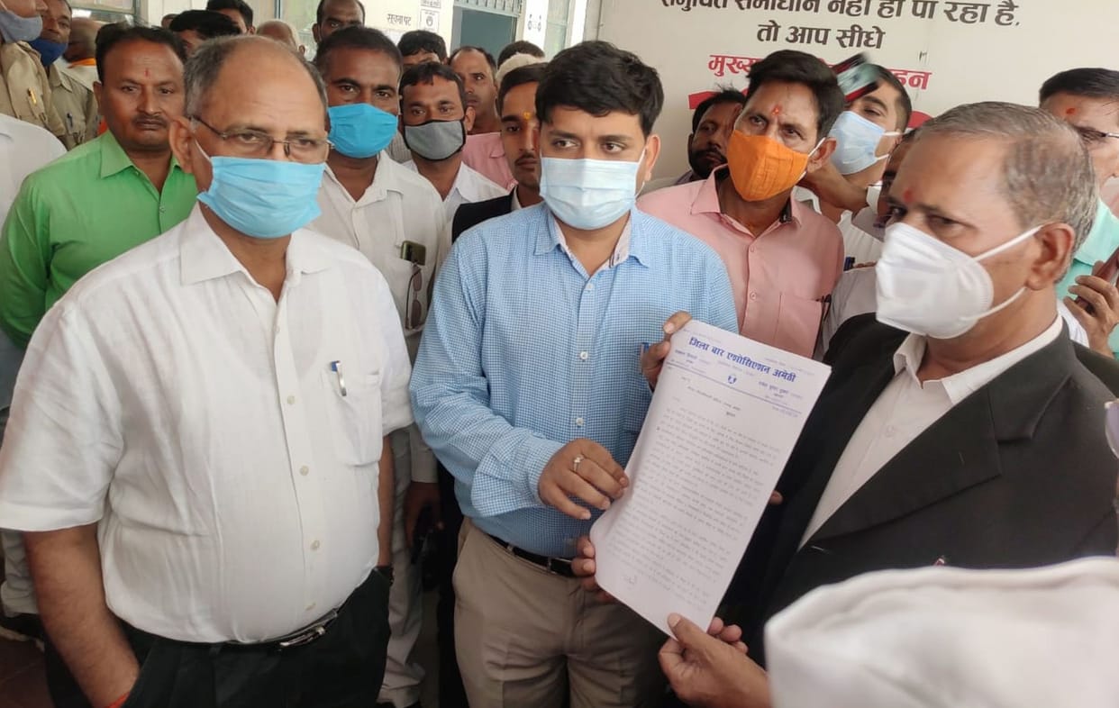 lawyers protested against gauriganj tehsildar