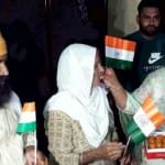 भारतीय महिला हॉकी टीम की जीत पर जश्न मनाते गुरजीत कौर के परिजन।