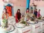 द्वादश ज्योतिलिंग मंदिर में भगवान शिव की आराधना करती युवतियां