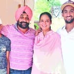 अपने परिवार के साथ हार्दिक सिंह।