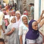 राखी भेजने के लिए कतार में लगे अनुयायी।