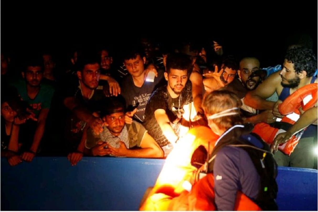 Tunisia: 394 people rescued from a wooden boat full of migrants in the Mediterranean Sea