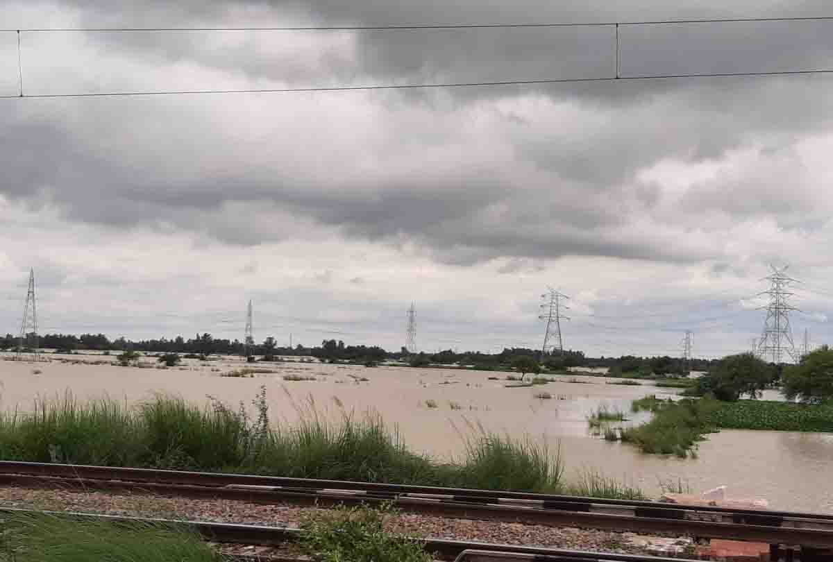 Fatehpur: Ten thousand bighas of crops in dozens of villages were submerged due to GM R plant