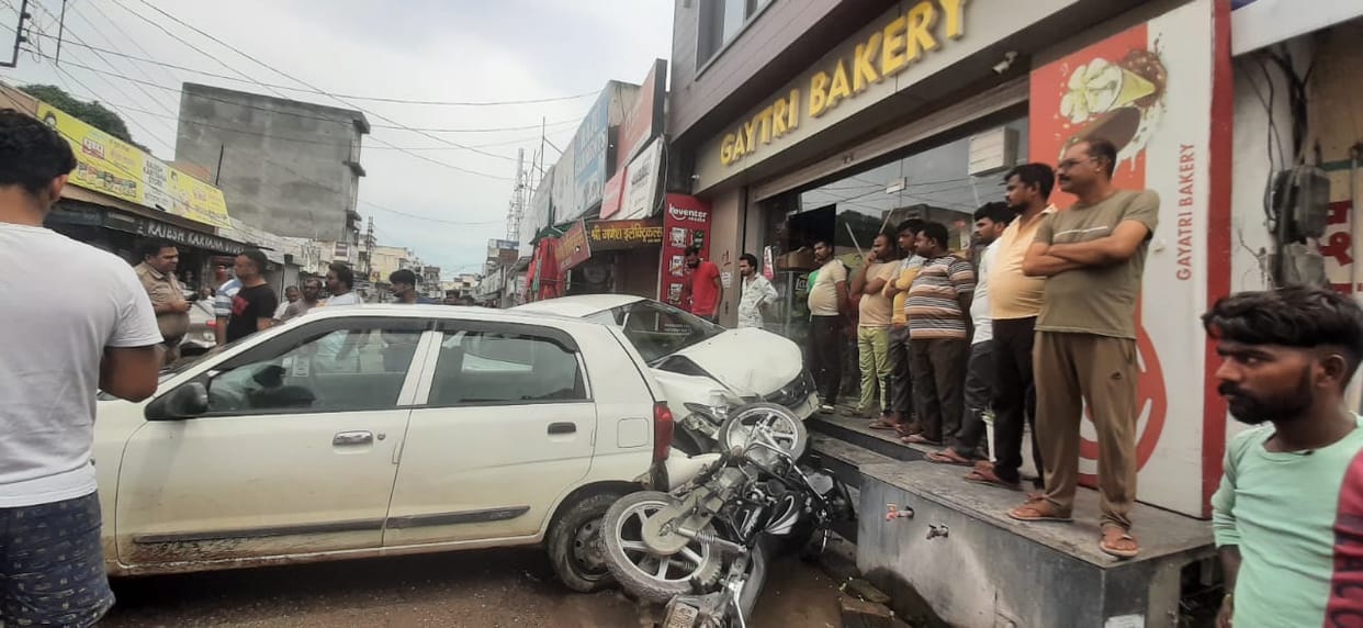 Uncontrollable car entered the bakery, youth injured, Yamunanagar