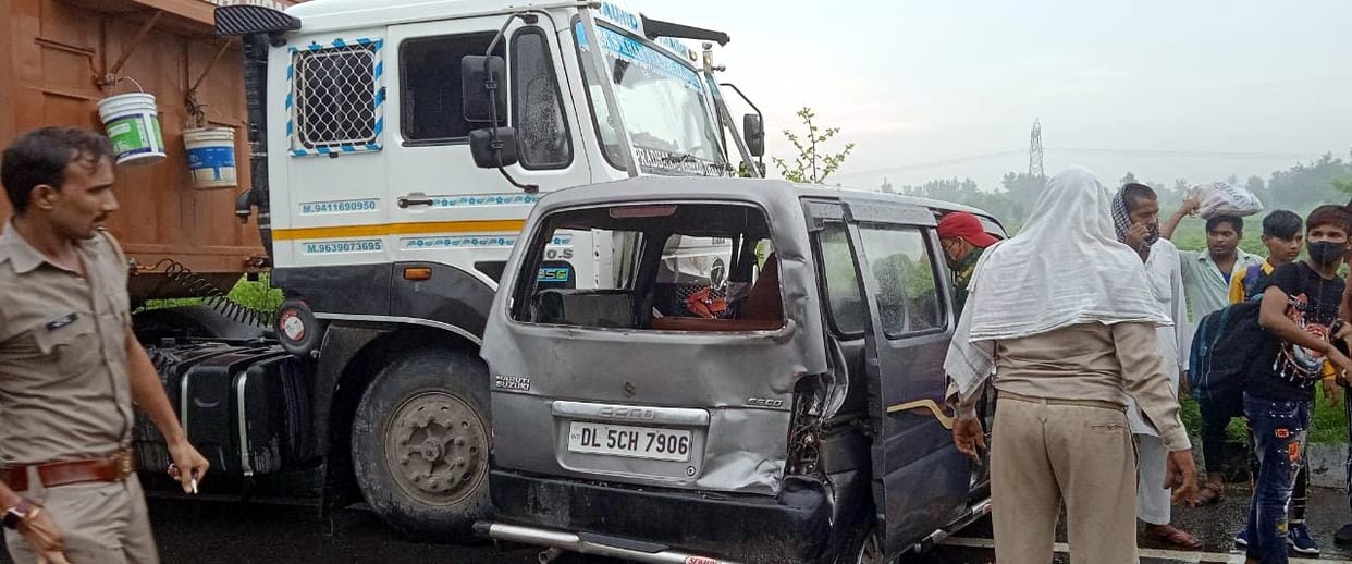 Four vehicles collided while overtaking, jammed on the highway