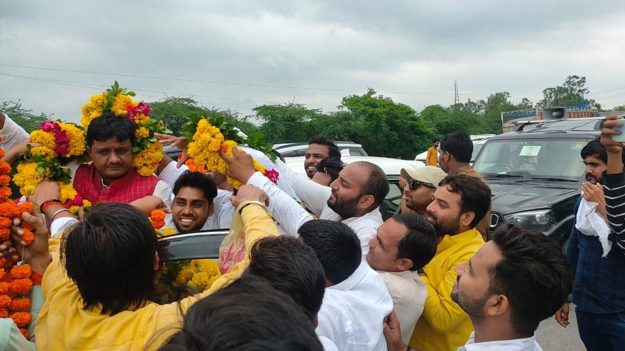 bjp,SDM,welcome,youth,car