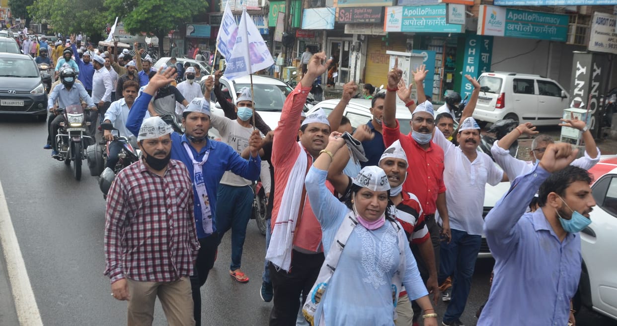 AAP workers clash with police, give bangles
