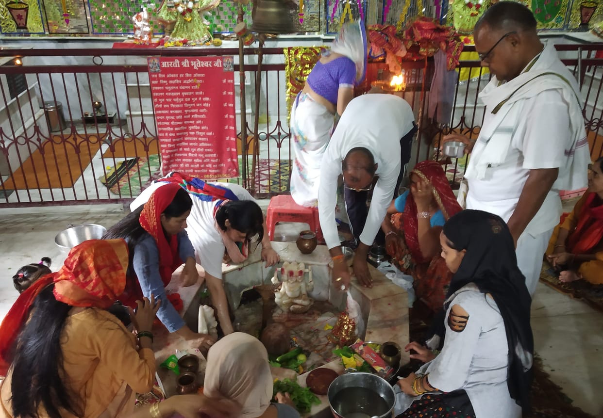 Devotees performed Jalabhishek on the second Monday of Shravan month