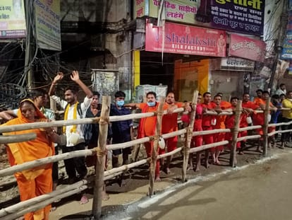 sawan 2nd somvar kashi vishwanath temple varansi latest news long queue of devotees from last night